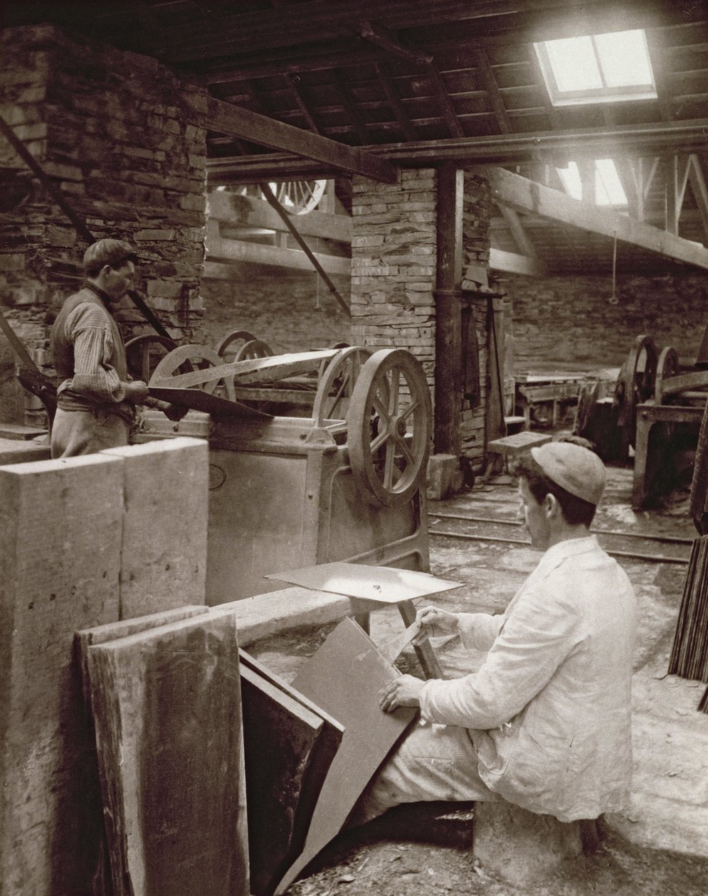 Klyvskiffer för plattsättning i Llechwedd Slate Quarry, 1896 av English Photographer