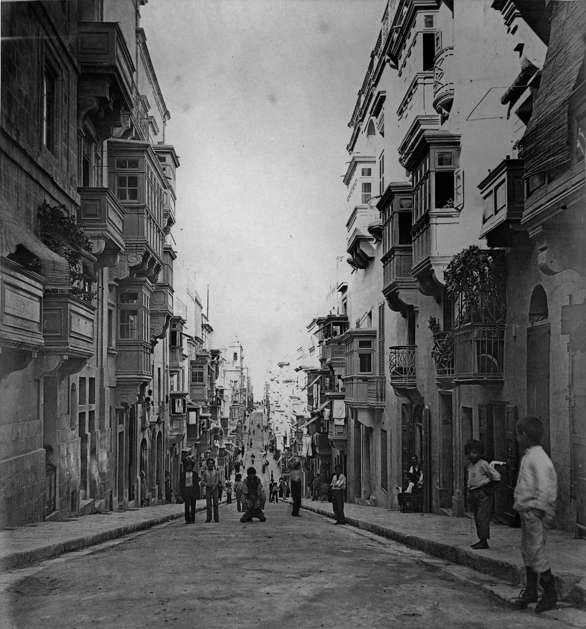 Strade San Paolo, Valletta c.1880-83 av English Photographer