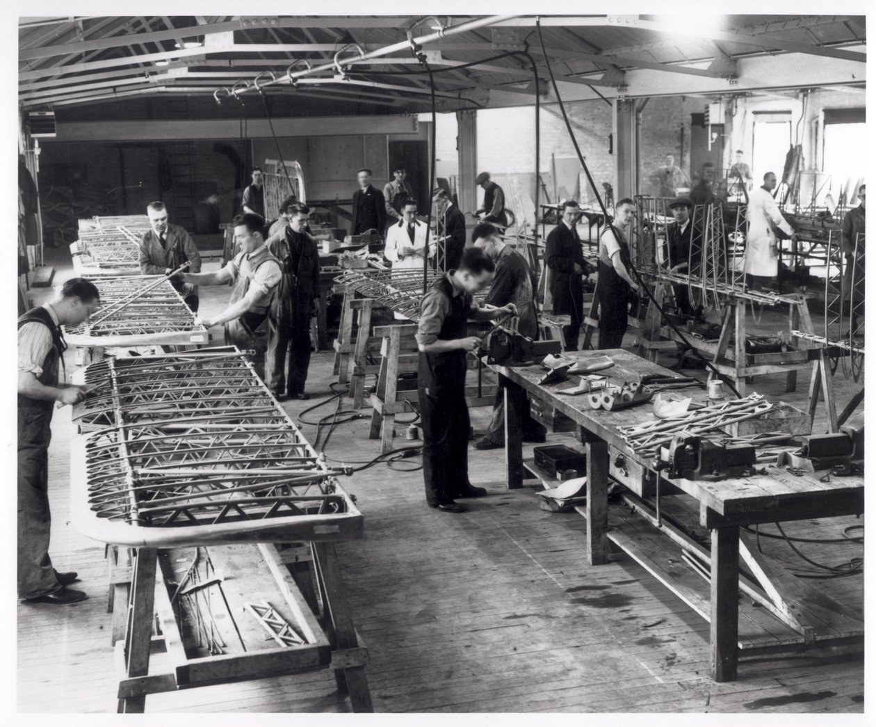 Underleverantörer på jobbet i Blackburn Aircraft Factory i Hudswell Clarkes, ca 1939-45 av English Photographer