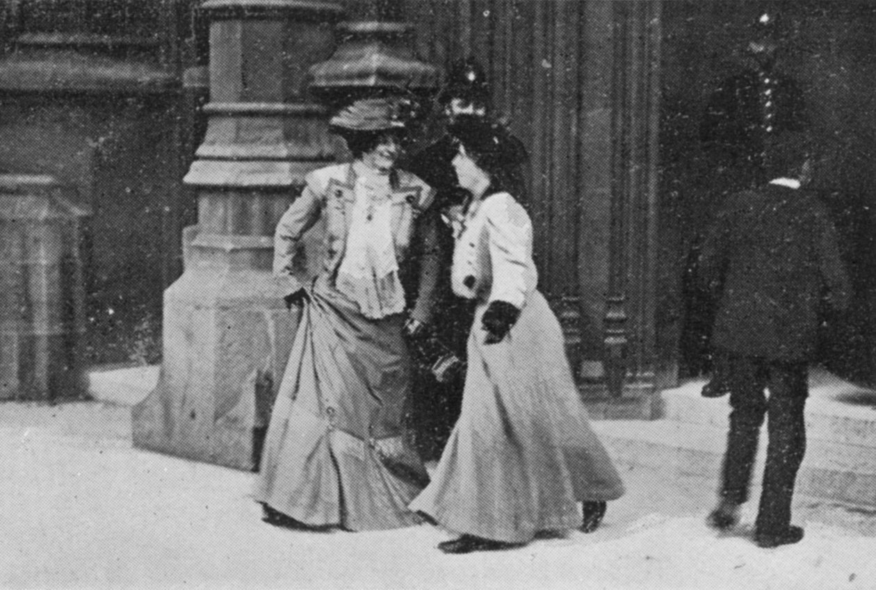 Suffragettes vände sig bort, illustration från en artikel med titeln The Reassembling of Parliament publicerad i The Graphic, 27 oktober 1906 av English Photographer