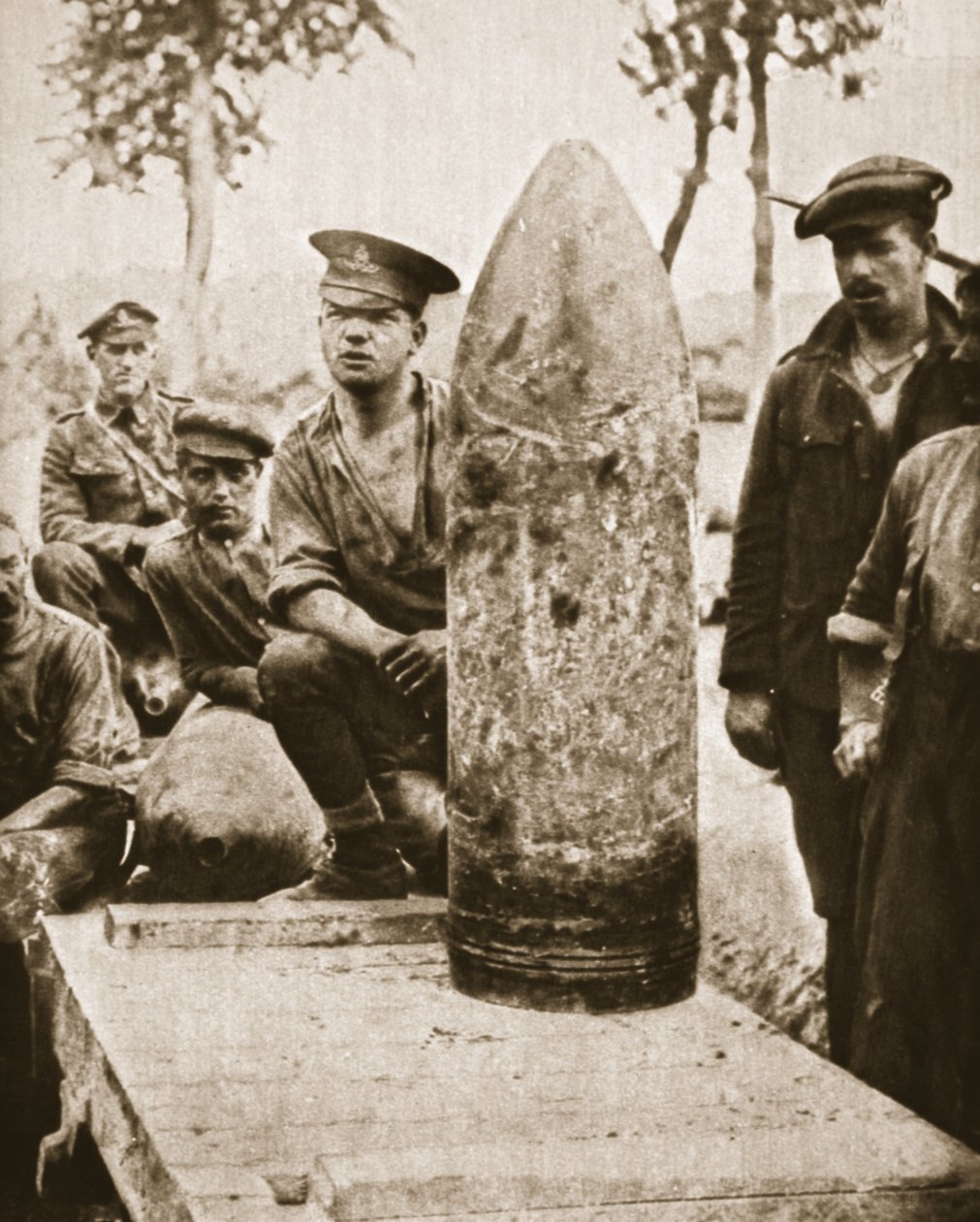 Super-dreadnought-projektiler för den stora brittiska offensiven: ett 15-tums granat, från The Illustrated War News, 2 augusti 1916 (sepiafoto) av English Photographer