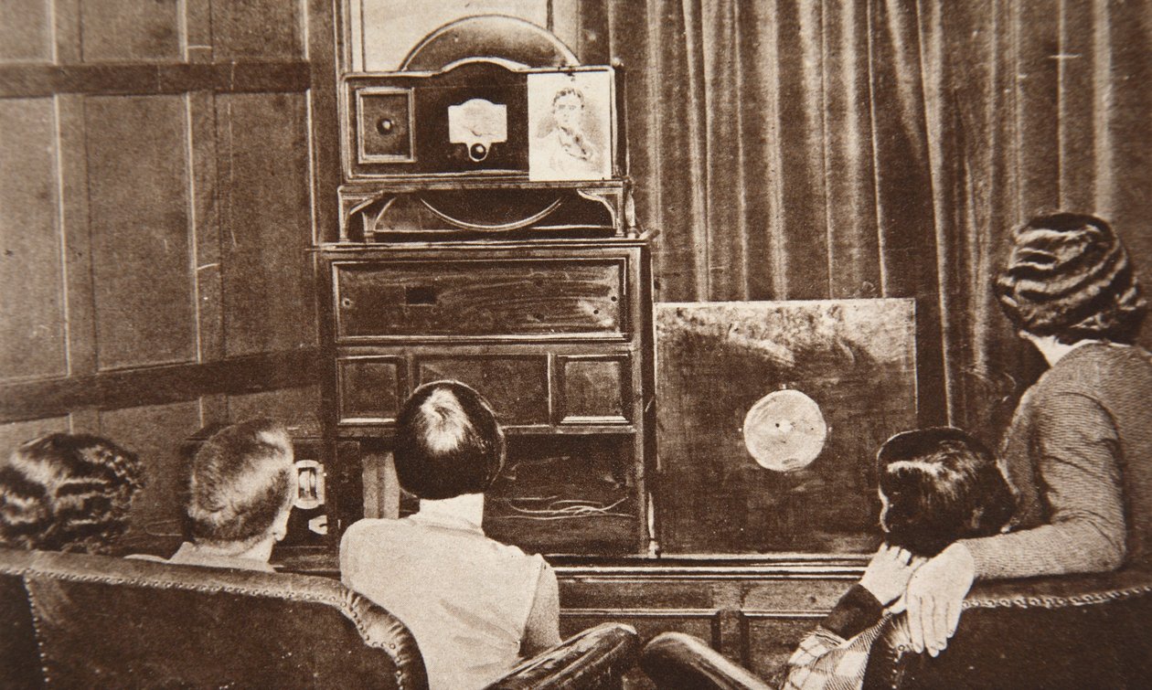 TV, utvecklad av John L. Baird, sändes framgångsrikt (både bild och ljud) 1930 av English Photographer