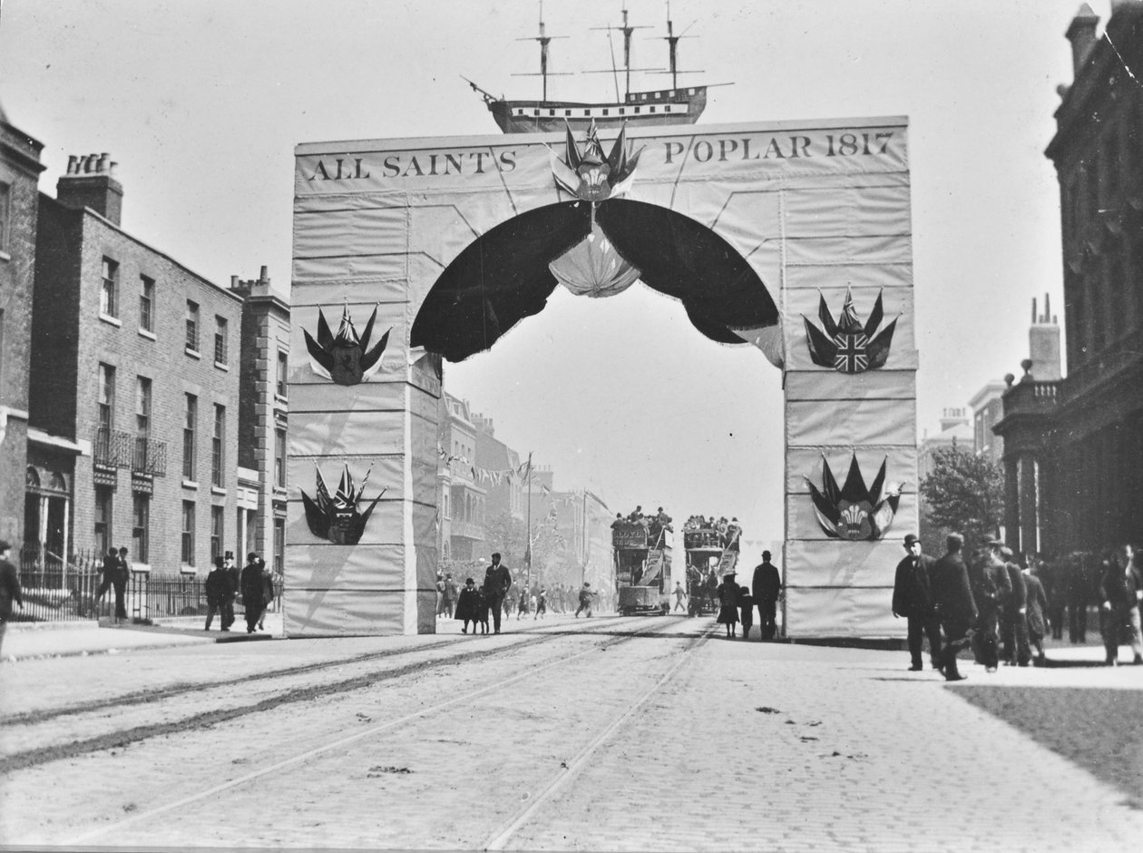 Tillfällig valvgång, Victoria Diamond Jubilee, East India Dock Road, 1897 av English Photographer