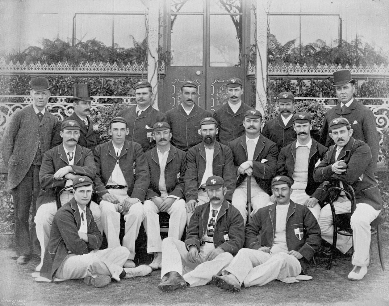 The Australians, 1893 Eightth Team, från Famous Cricketers and Cricket Grounds, publicerad av Hudson och Kearns, 1895 av English Photographer
