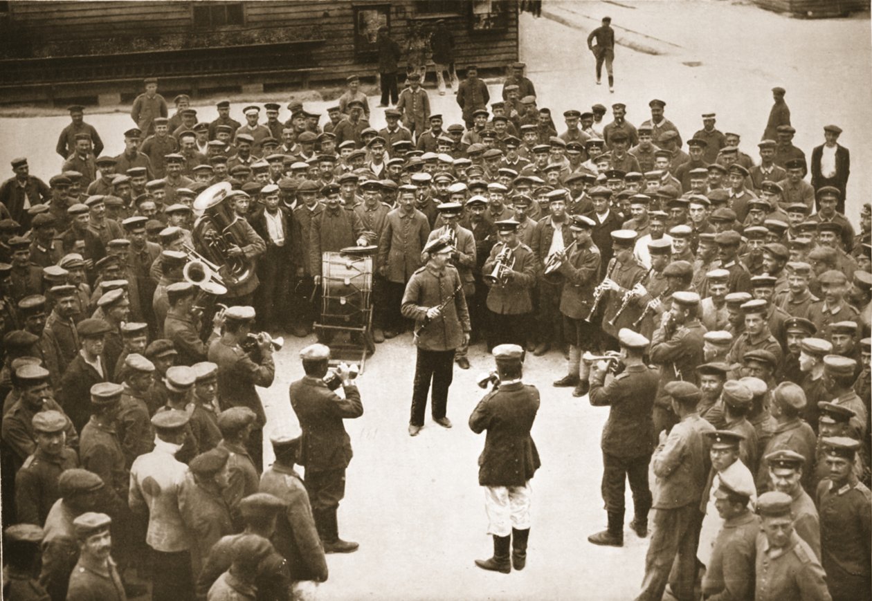 Bandet spelar på Barracks Square, Dorchester, illustration från tyska fångar i Storbritannien (fotogravyr) av English Photographer