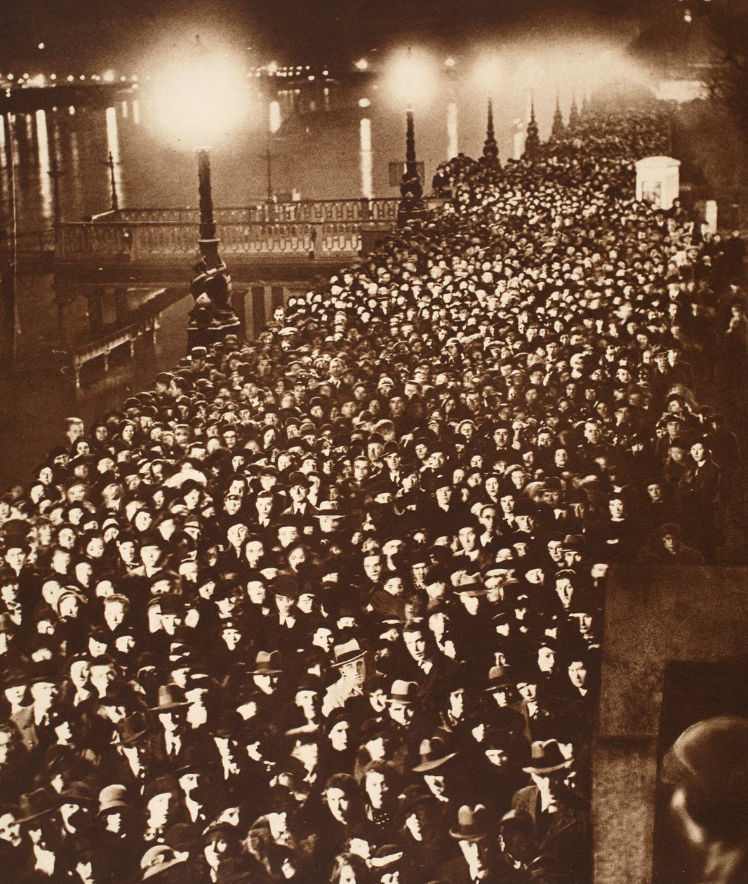 The Crowds som väntar på att passera av kung Georges Catafalque i Westminster Hall, 1936 av English Photographer
