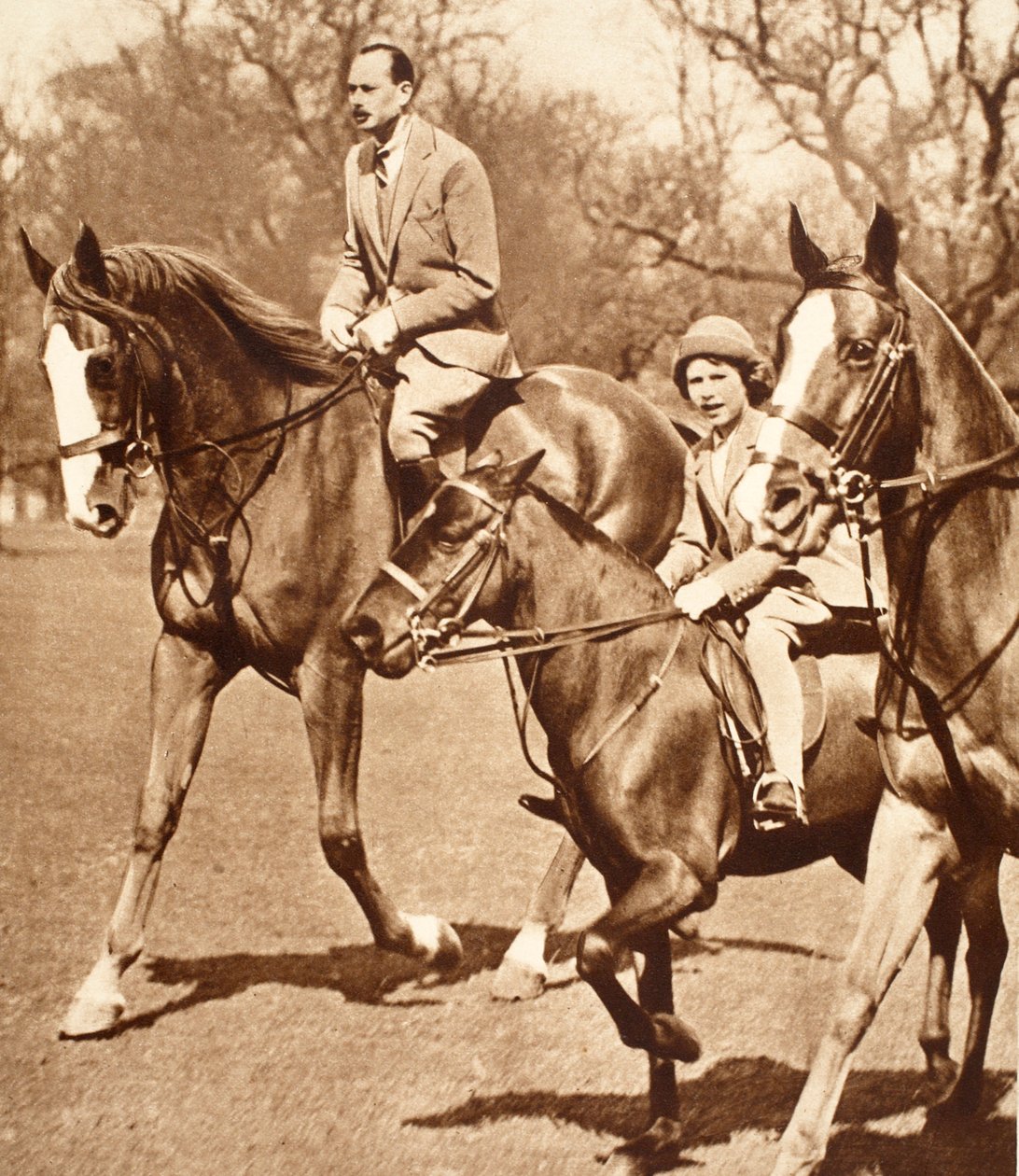 Hertigen av Gloucester rider med prinsessan Elizabeth i Windsor Great Park av English Photographer