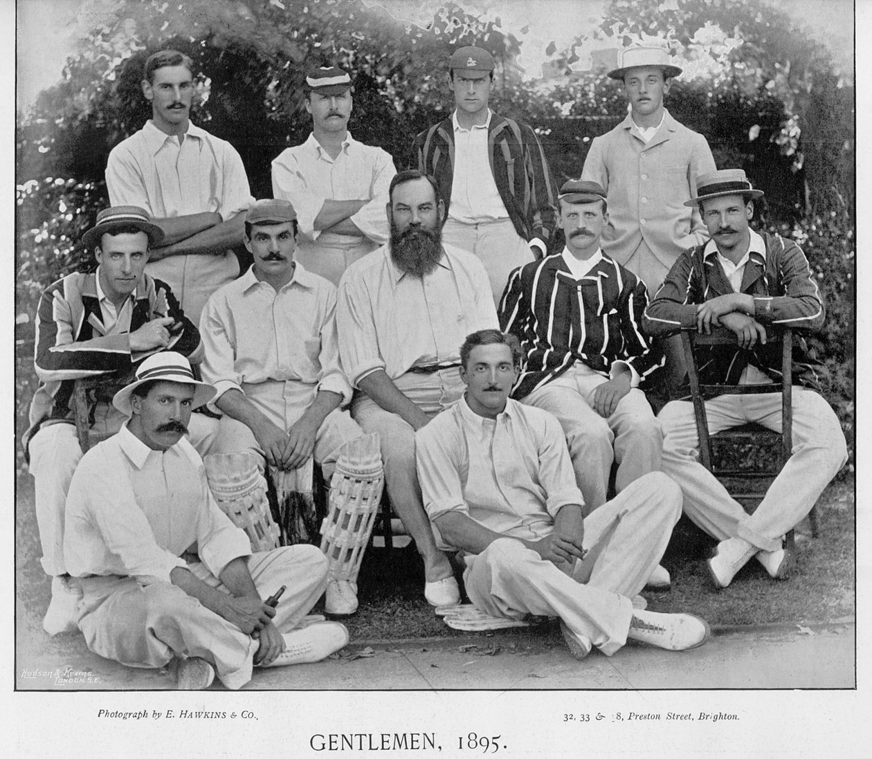 Gentlemen-laget från Gentlemen v Players-matchen på Lords 1895, från Famous Cricketers and Cricket Grounds, publicerad av Hudson och Kearns, 1895 av English Photographer