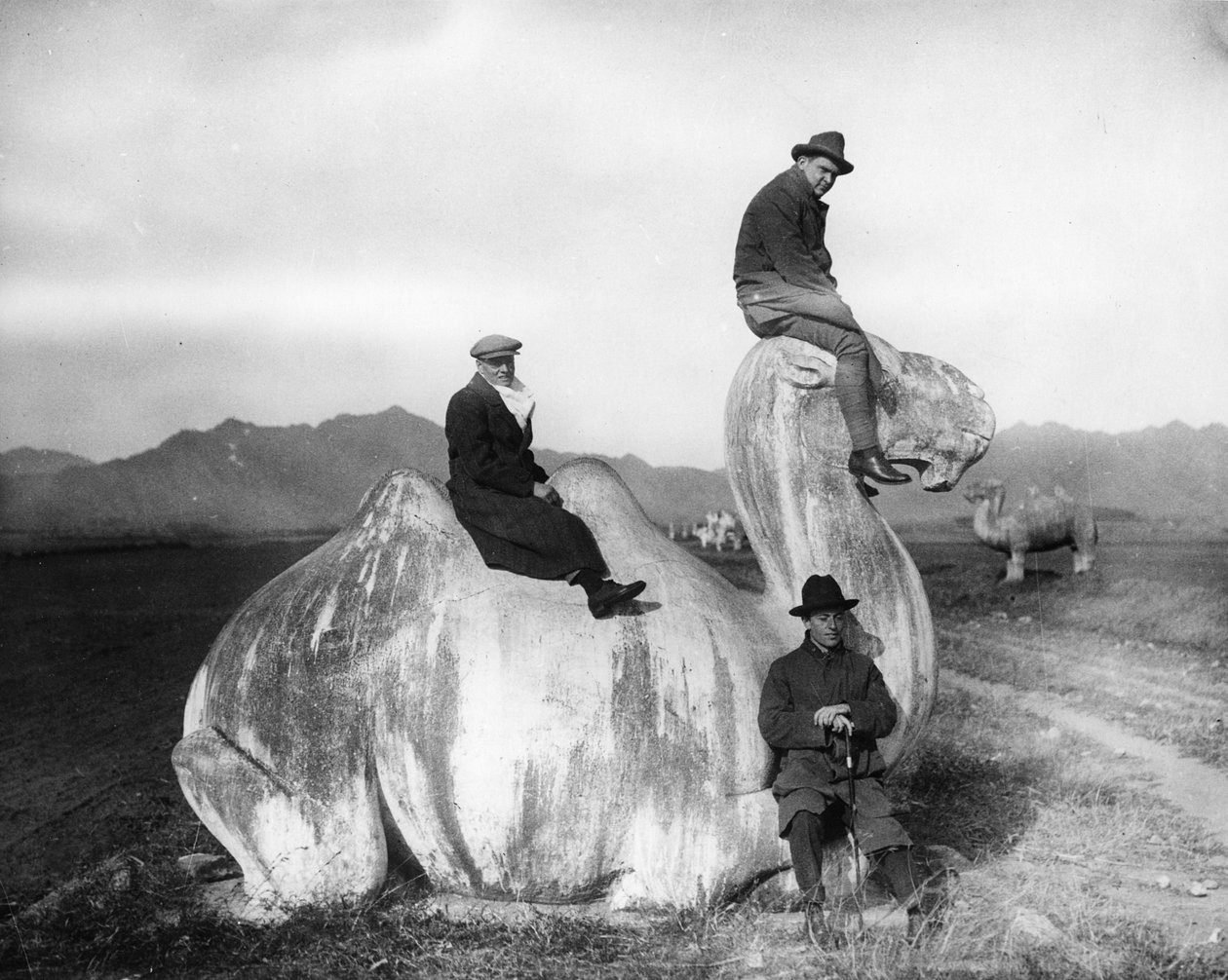 Grant-bröderna poserar på den heliga vägen till Ming-kejsaren Hongwus grav i Nanjing, Kina av English Photographer