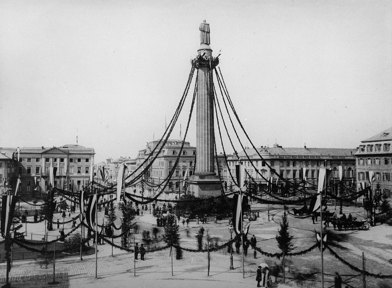 Luisenplatz, Darmstadt, 30 april 1884 av English Photographer