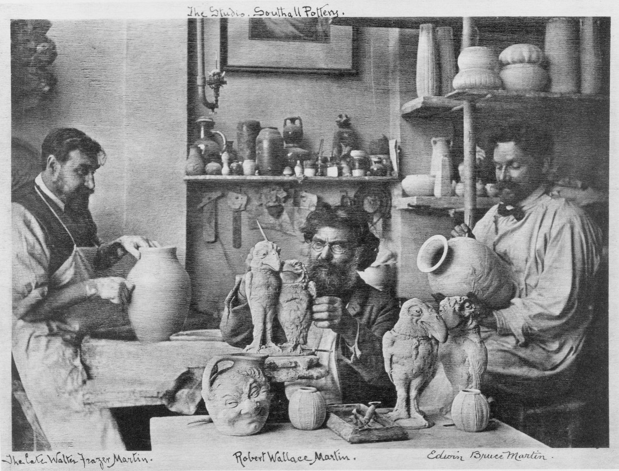Bröderna Martin i studion på Southall Pottery av English Photographer