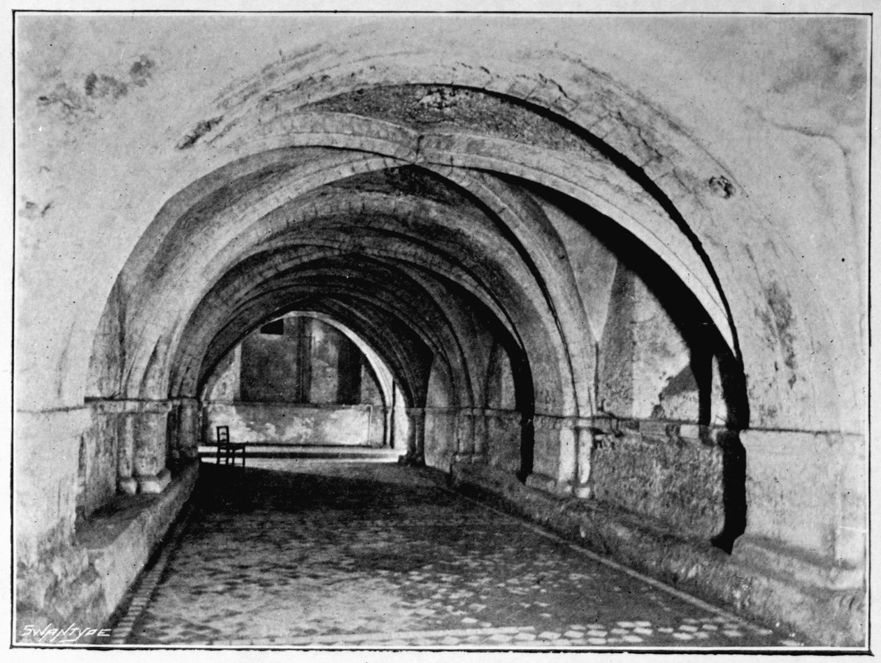The Nave of the Crypt, från West Door, St. Johns Church, Clerkenwell, från The Order of the Hospital of St. John of Jerusalem av W.K.R. Bedford och Richard Holbeche, 1902 av English Photographer