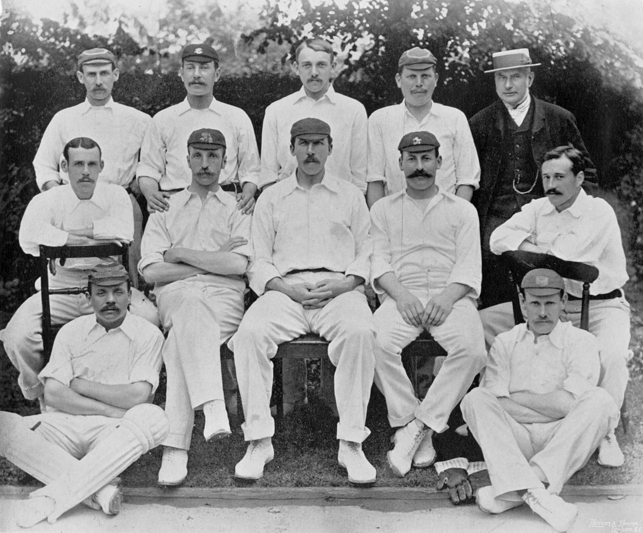 Spelarlaget från Gentlemen v Players-matchen på Lords 1894, från Famous Cricketers and Cricket Grounds, publicerad av Hudson och Kearns, 1895 av English Photographer