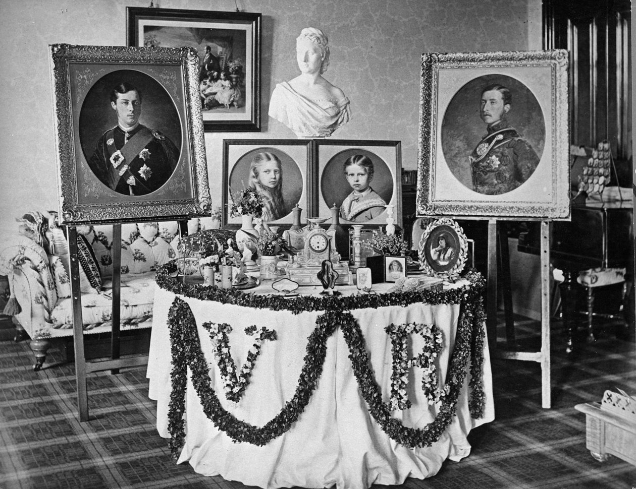 Drottningens födelsedagsbord, Balmoral Castle, 24 maj 1873 av English Photographer