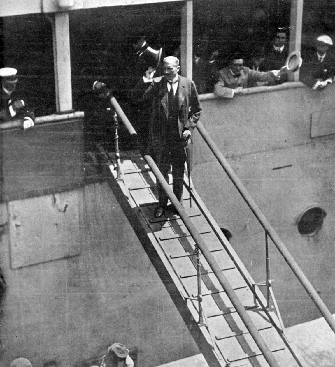 The Reception of Lord Milner, framsidan av The King, 1 juni 1901 av English Photographer