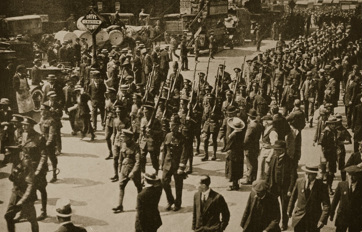 Londongevärens återkomst efter Splendid Services i Frankrike, 1919 av English Photographer