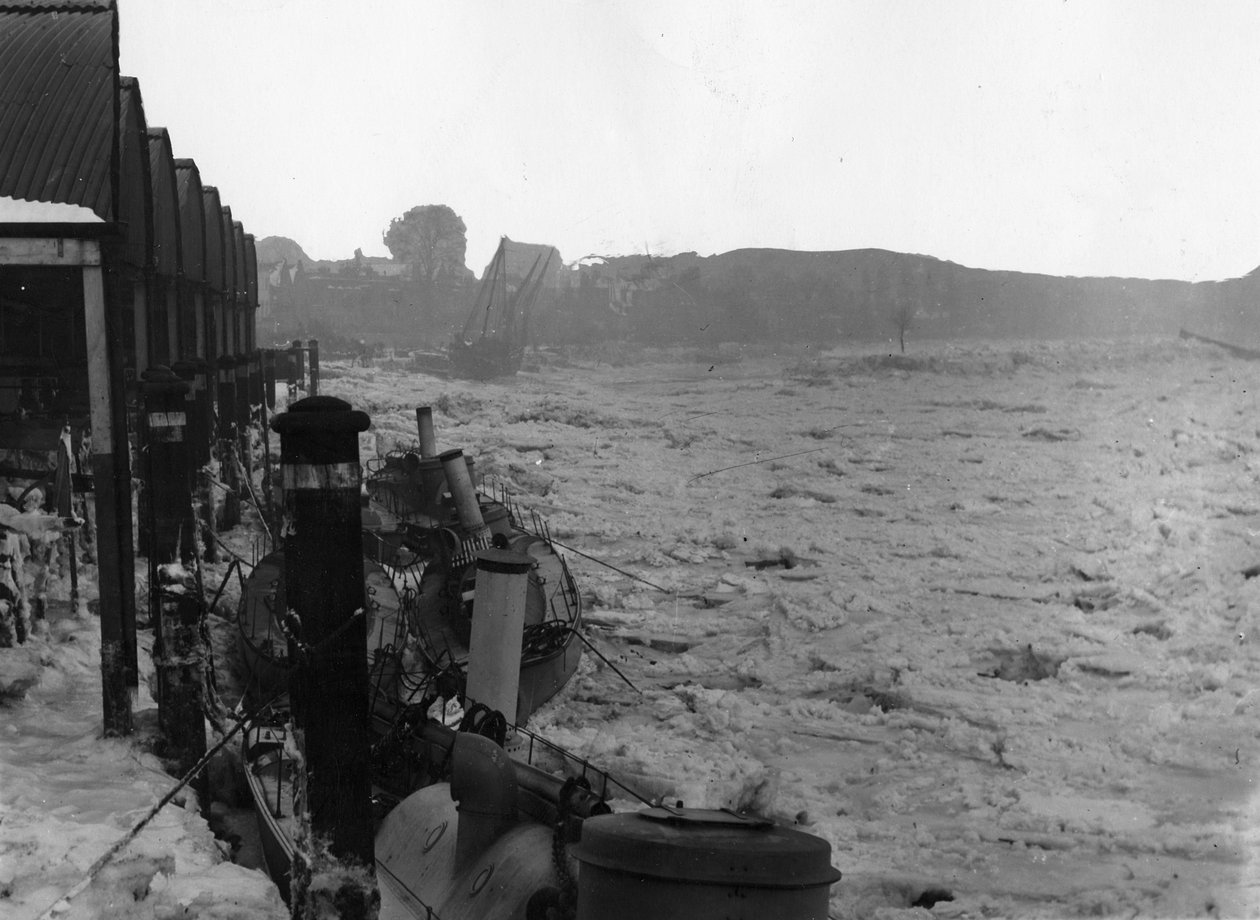 Themsen under "The Great Freeze" 1895 av English Photographer
