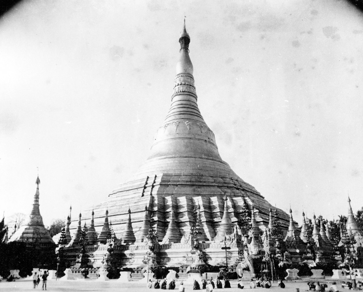 Shwedagon-pagoden i Rangoon, ca 1886 av English Photographer