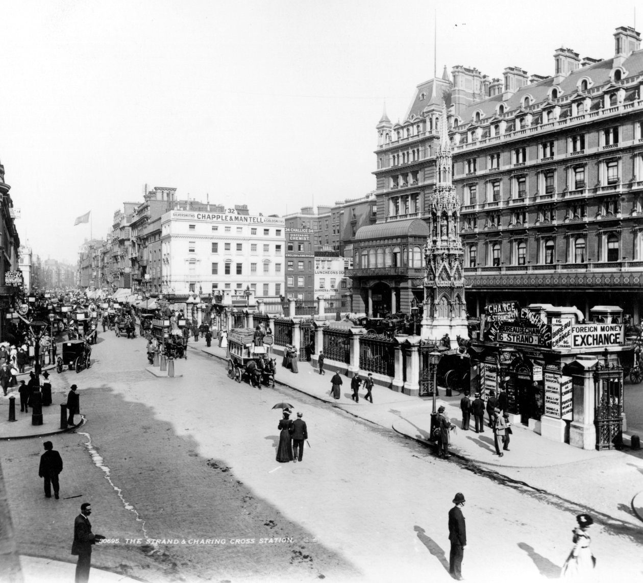 The Strand och Charing Cross Station, London, ca 1890 av English Photographer