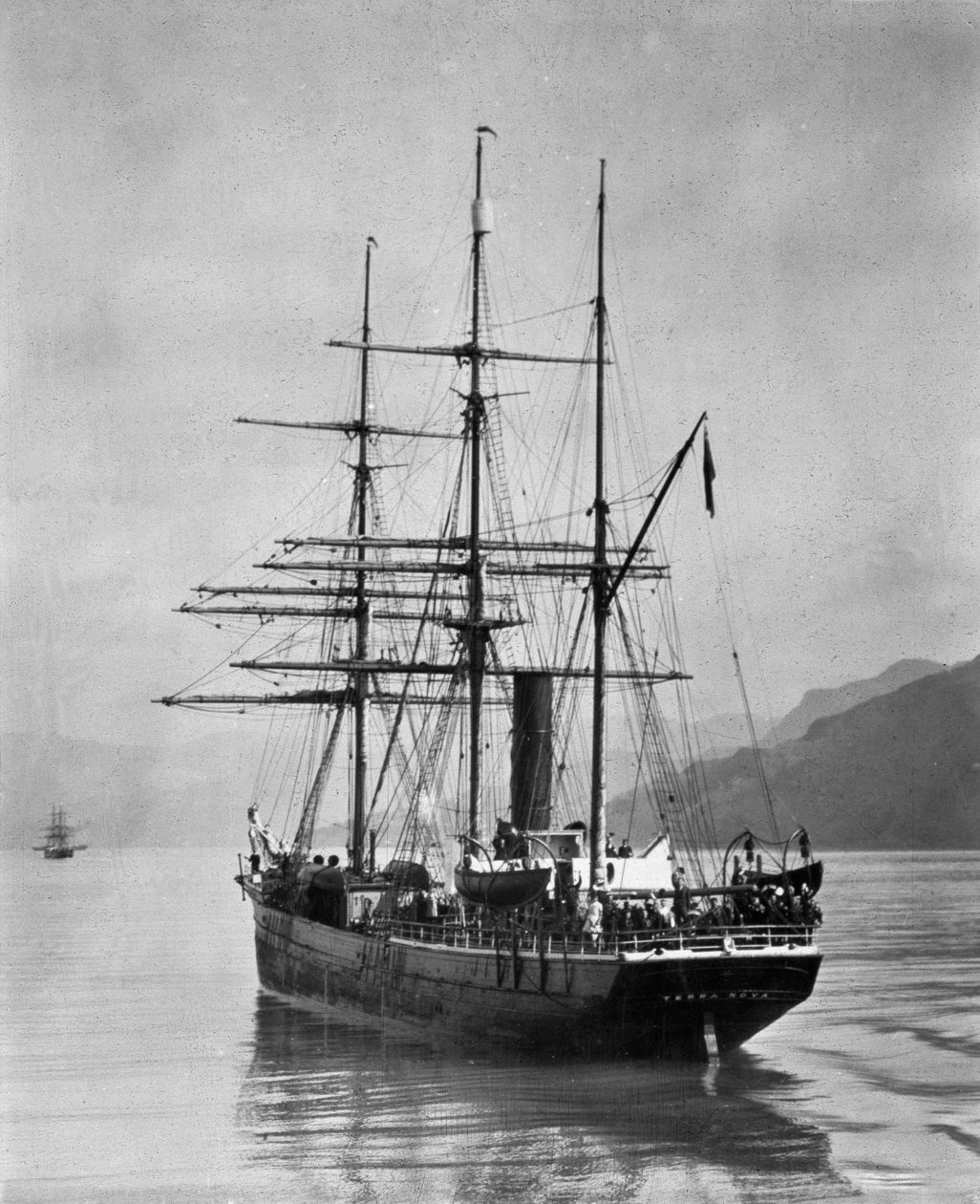 Terra Nova seglade av Scott, i antarktiska vatten, 1910 av English Photographer