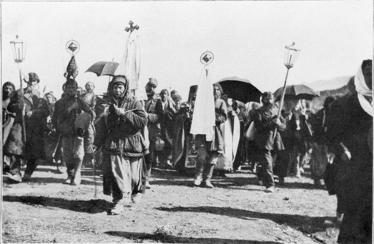 The Vanguard of a Thousand Pilgrims Going Down to the Jordan, frontispice till With the Russian Pilgrims to Jerusalem av Stephen Graham, publicerad 1913 av English Photographer