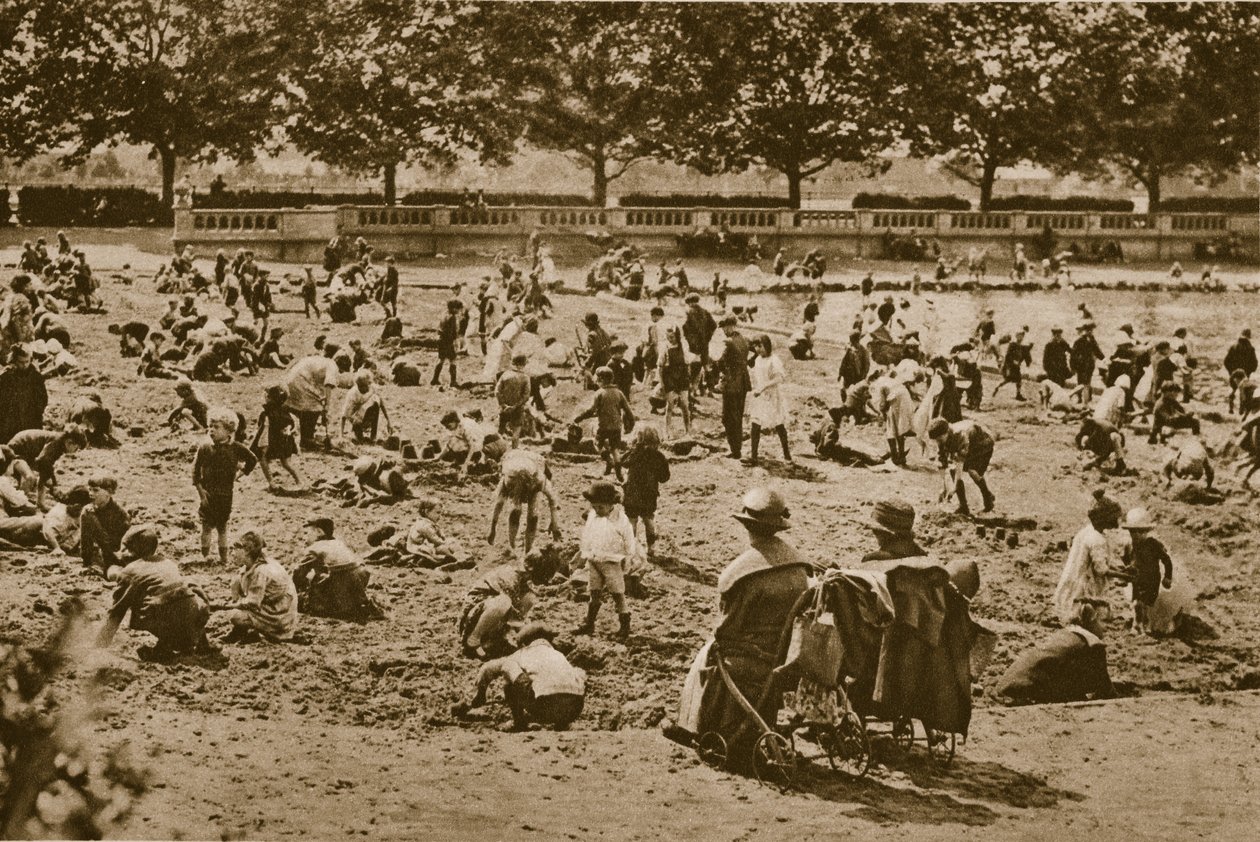 Stranden utan hav: bygga sandslott, Bishops Park (sepiafoto) av English Photographer