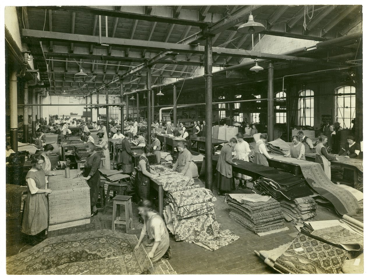 Efterbehandlingsrummet, Axminster-sektionen, mattfabriken, 1923 av English Photographer