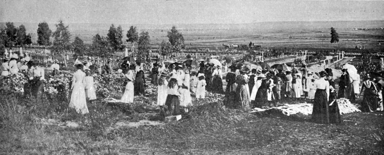 Medlemmarna i Bloemfontein Loyal Womens Guild dekorerar gravar på Bloemfontein Cemetery, illustration från The King, 25 maj 1901 av English Photographer