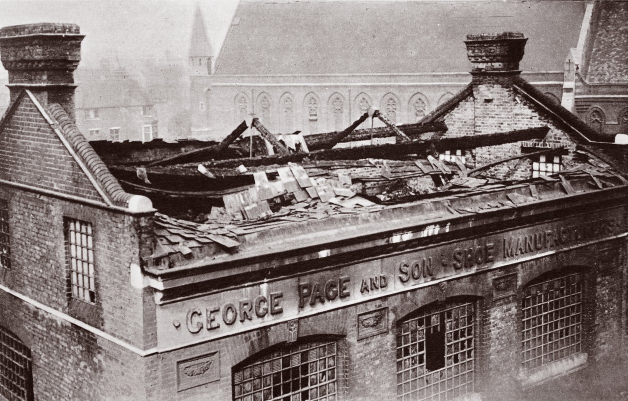 Resultatet av ett bombräd mot London 1915 av English Photographer