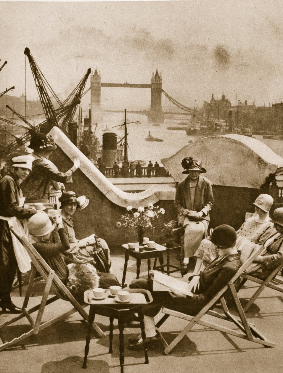 Takträdgården på Langbourne Club for city women, Fishmonger Hall Street, London 1925 (sepiafoto) av English Photographer