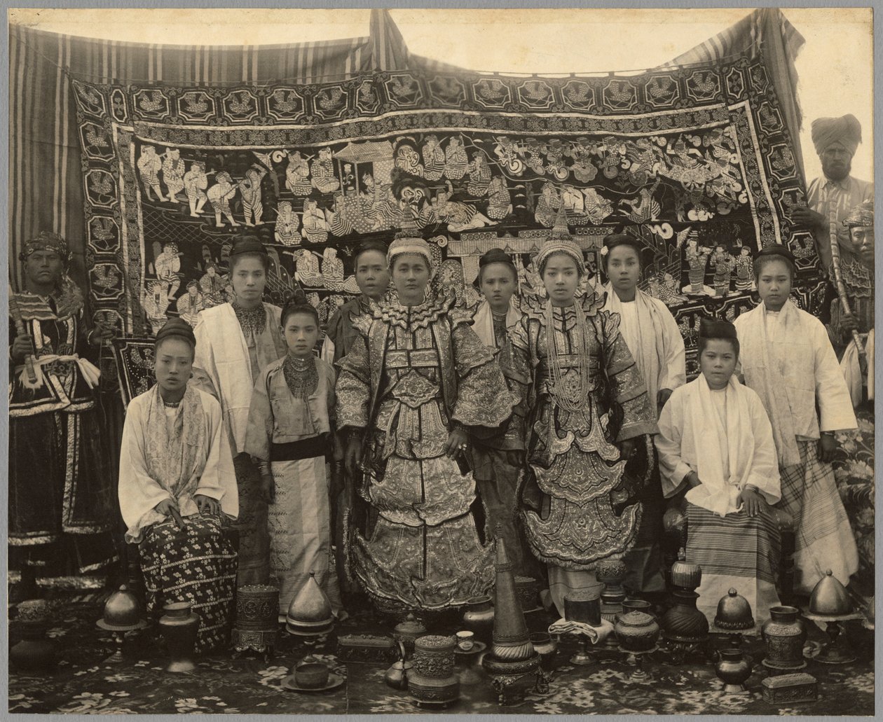 Teatersällskap, Burma, ca 1910 av English Photographer