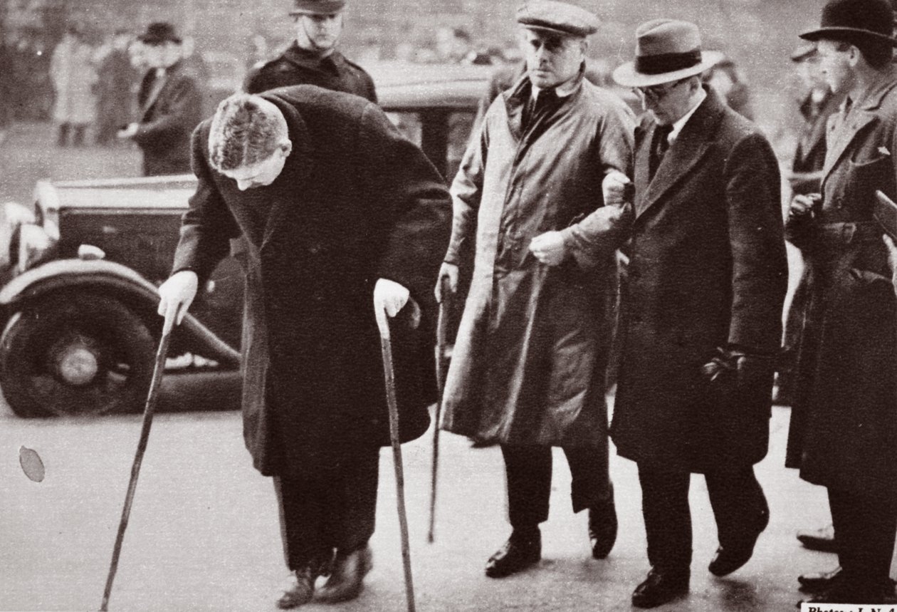 De som är mindre kapabla att gå undviker folkmassorna utanför Westminster Hall, under liggande i delstaten George V, 1936 av English Photographer