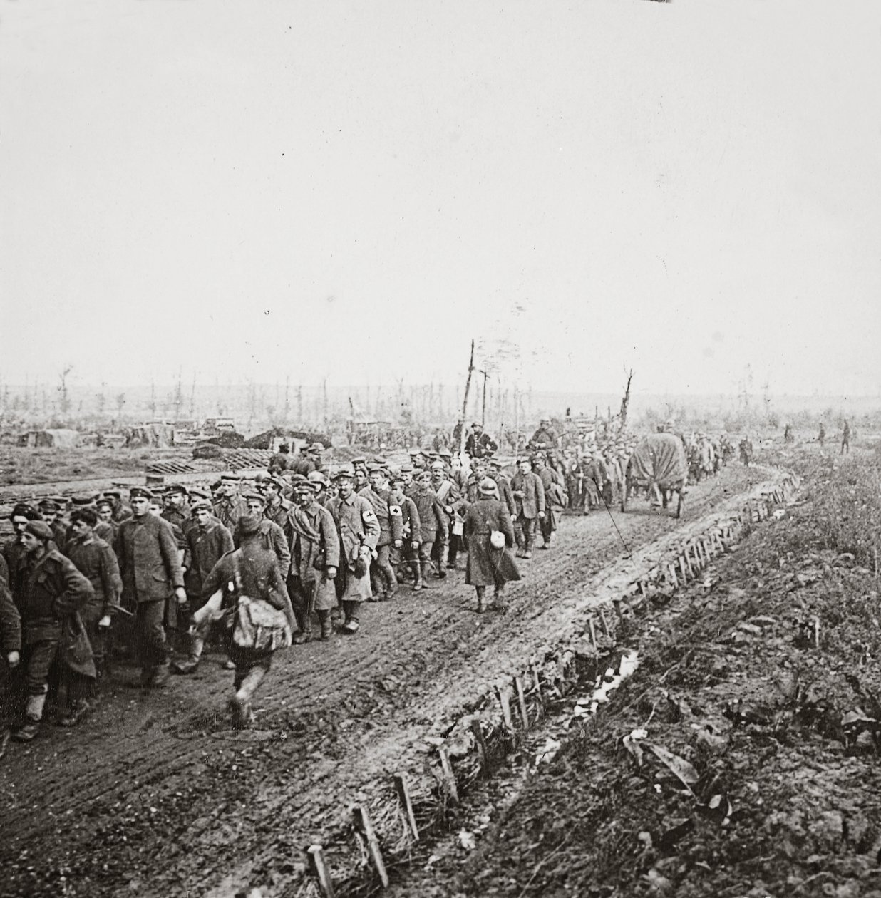 Tusentals tyska soldater tillfångatagna i de tyska arméernas sista rutten på Sambre, 1918 av English Photographer