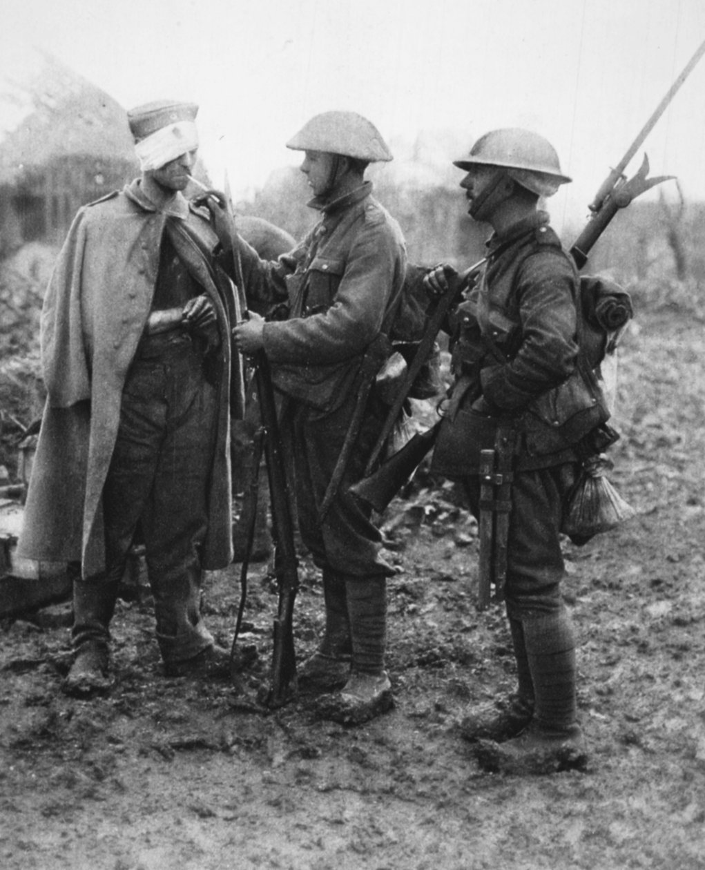 Tommy har ingen dålig känsla: ger en sårad tysk fånge ett ljus, från The Illustrated War News, 26 juli 1916 av English Photographer