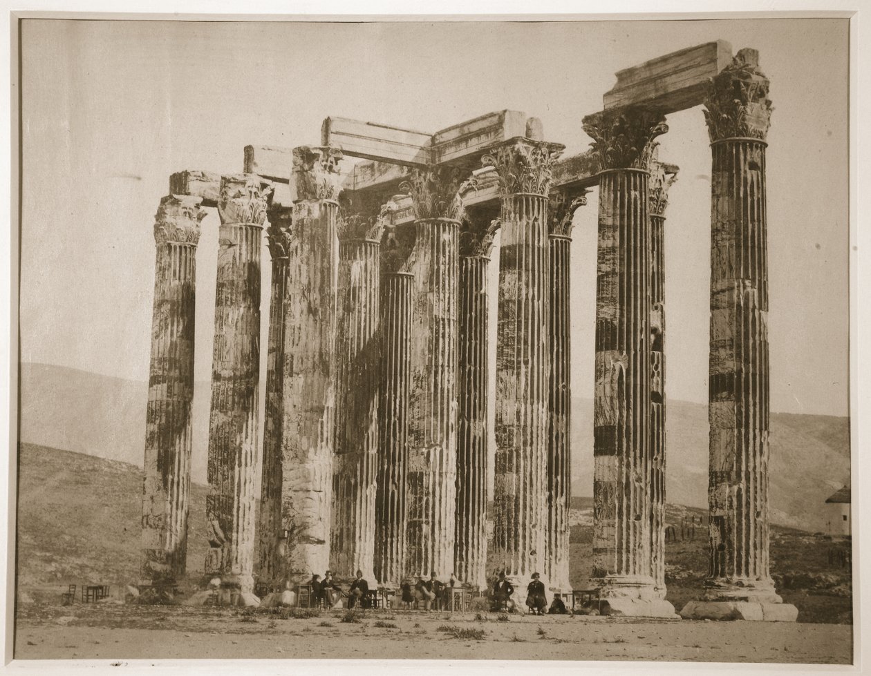 Turister som sitter bland ruiner, Grekland, 1880-talet (sepiafoto) av English Photographer