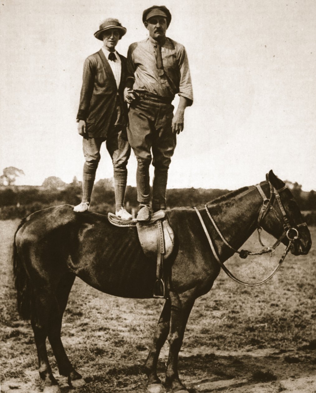 Utbilda en rekryt: Löjt. Mike Rimington, en dam-elev och ett hästämne, illustration från The Illustrated War News, september 1916 (sepiafoto) av English Photographer