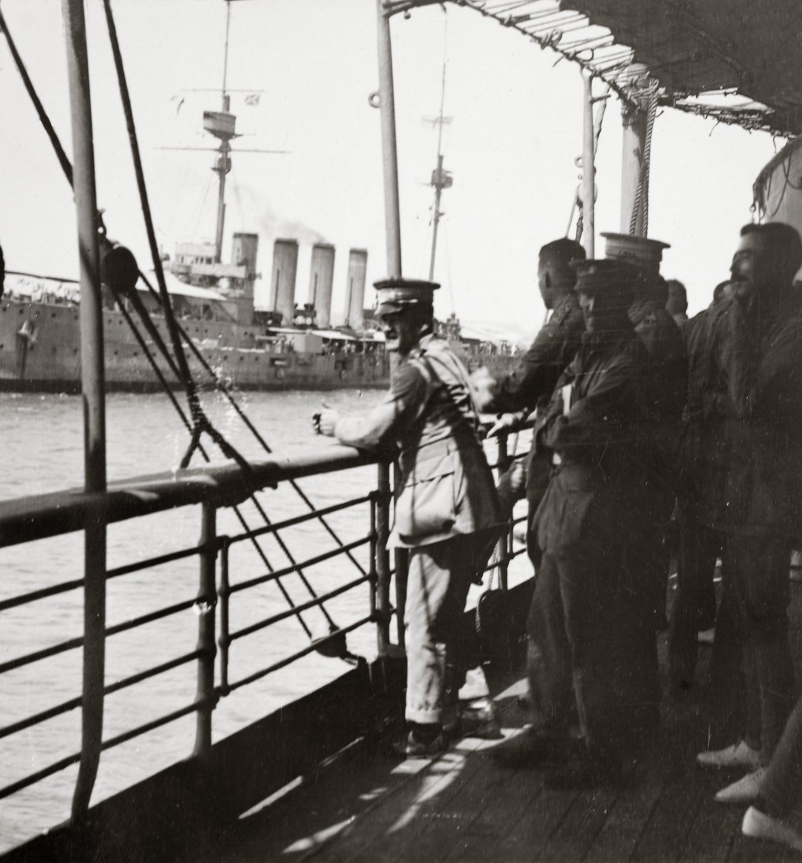 Transport med de gamla föraktliga från Indien möter en krigsman i Medelhavet av English Photographer