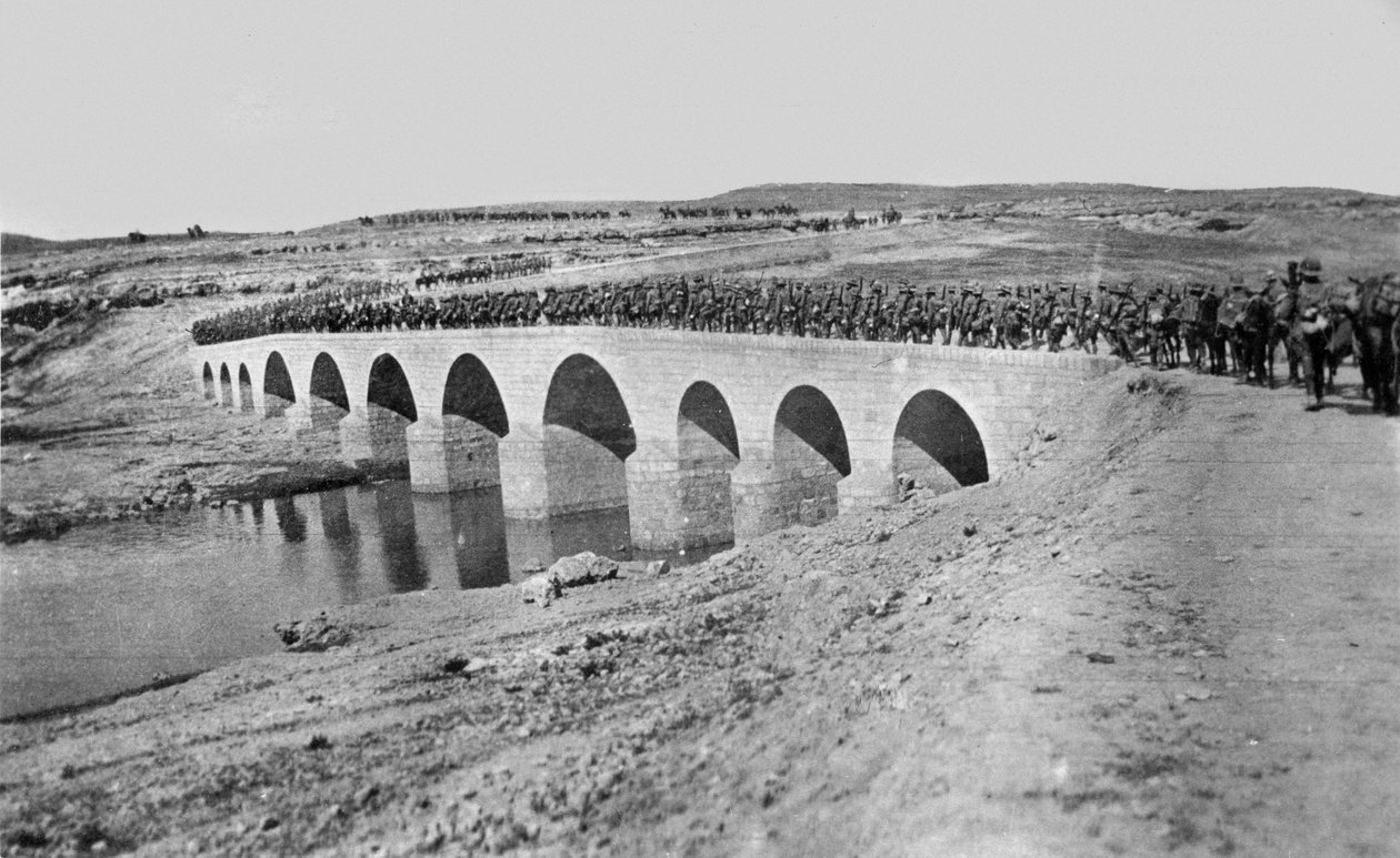 Trupper som korsar en bro, 1917 av English Photographer