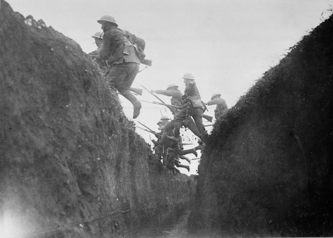 Trupper i träning, hoppar över en skyttegrav, 1916-17 av English Photographer