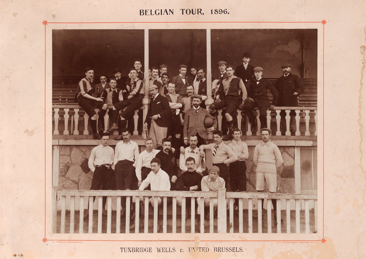 Tunbridge Wells och United Brussels, under en turné i Belgien, 1896 (sepiafoto) av English Photographer