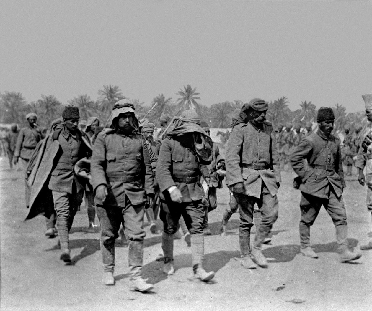 Turkiska krigsfångar, tillfångatagna i Shaiba, 13 april 1915 av English Photographer
