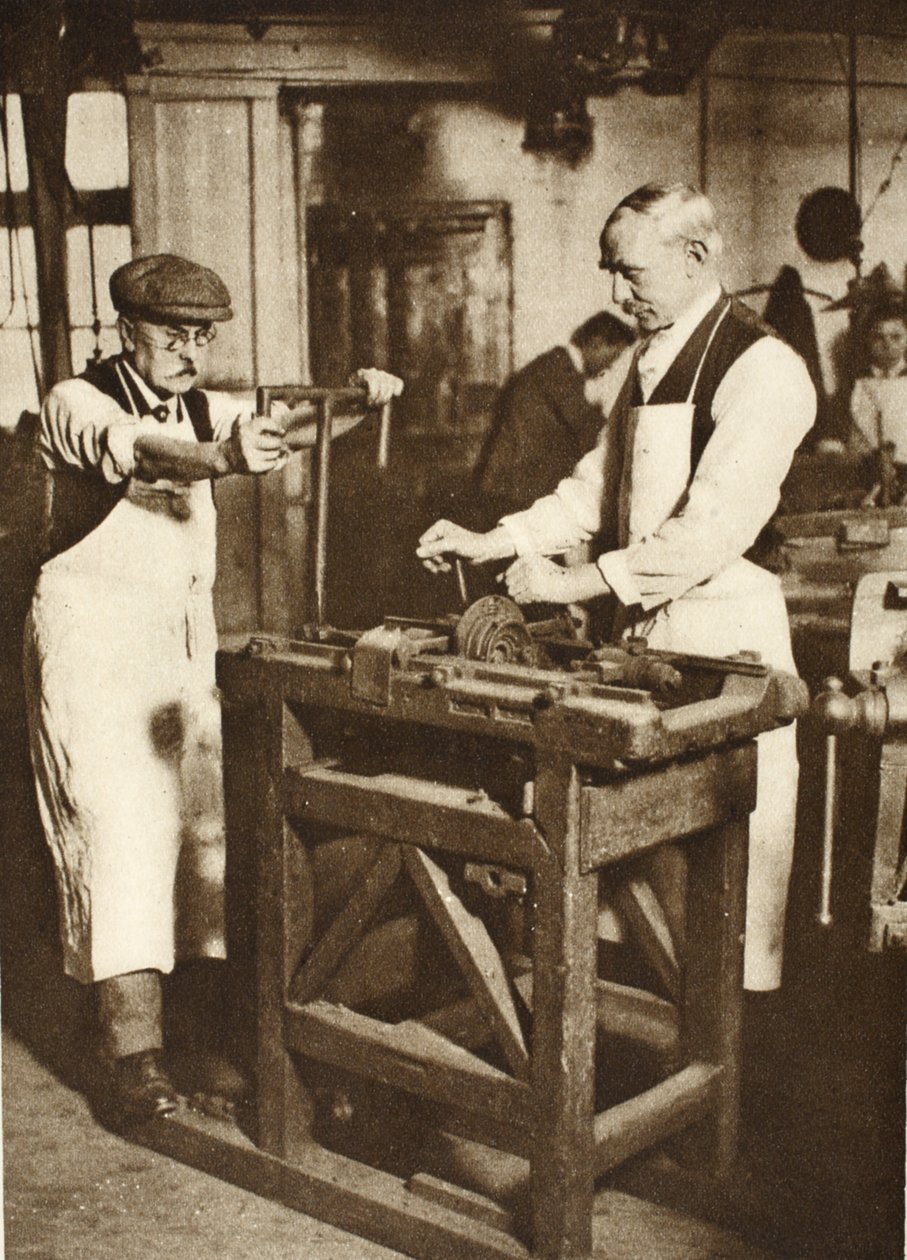 Två äldre låssmeder som skär nyckeltunnor, från Wonderful London, publicerad 1926-27 (fotogravyr) av English Photographer