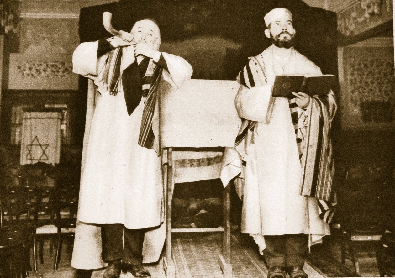 Två tjänstemän i en East End-synagoga (sepiafoto) av English Photographer