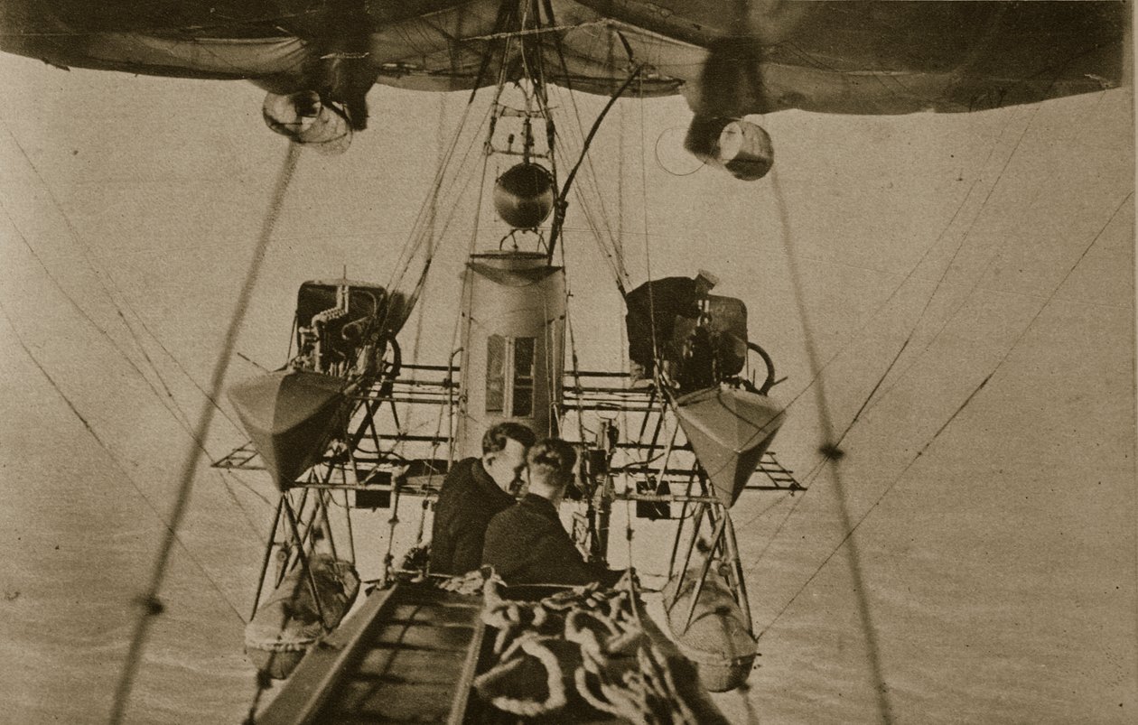 Två personal (spotters) i gondolen suspenderade under ett marin luftskepp, 1914-19 av English Photographer