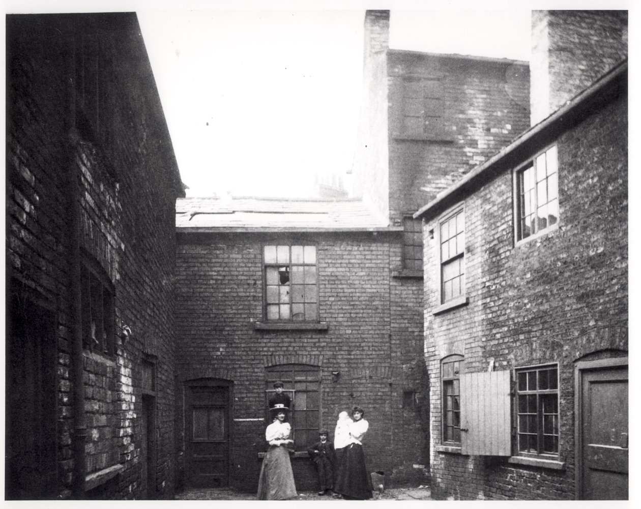 Två kvinnor poserar med sina barn, Eagle and Child Yard, Hunslet, Leeds, 13 maj 1896 av English Photographer