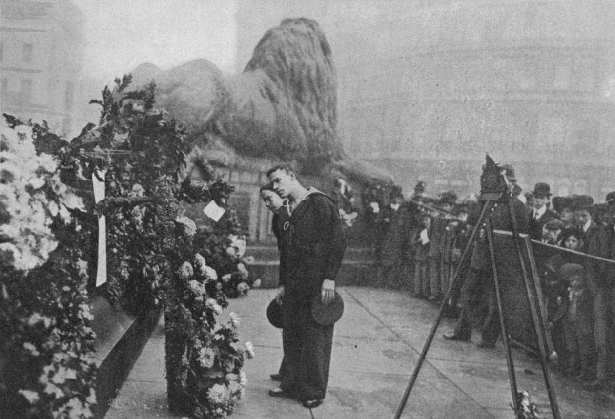 Under Nelsons Shadow: Bluejackets Inspecting Wreaths at the Foot of the Admirals Statue, publicerad i The Graphic 27 oktober 1906 av English Photographer