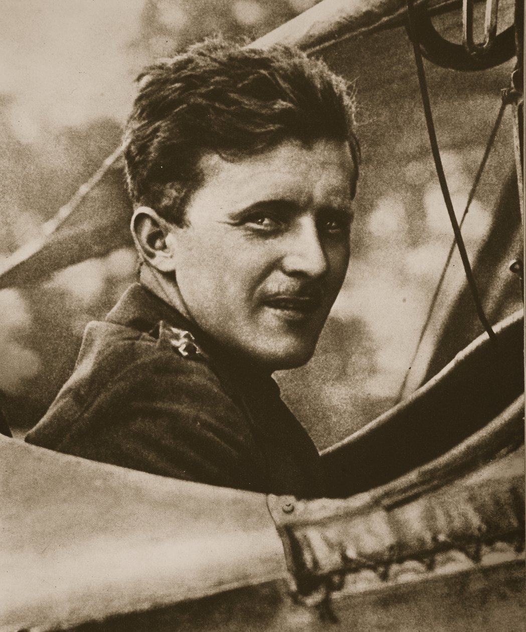 V.C. Survivor of War-Flecked Skies, 1917 (fotogravyr) av English Photographer