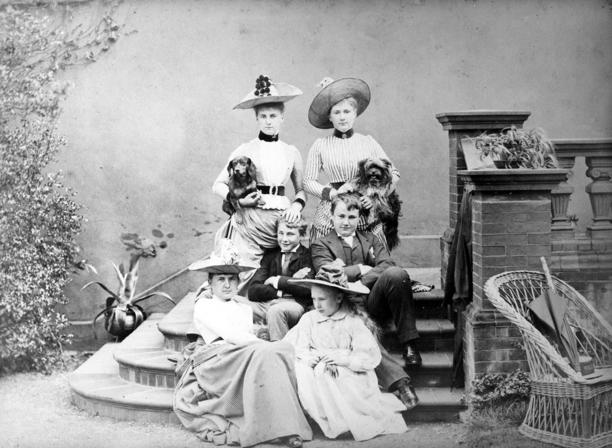 Viktorianskt gruppporträtt, ca 1890 av English Photographer