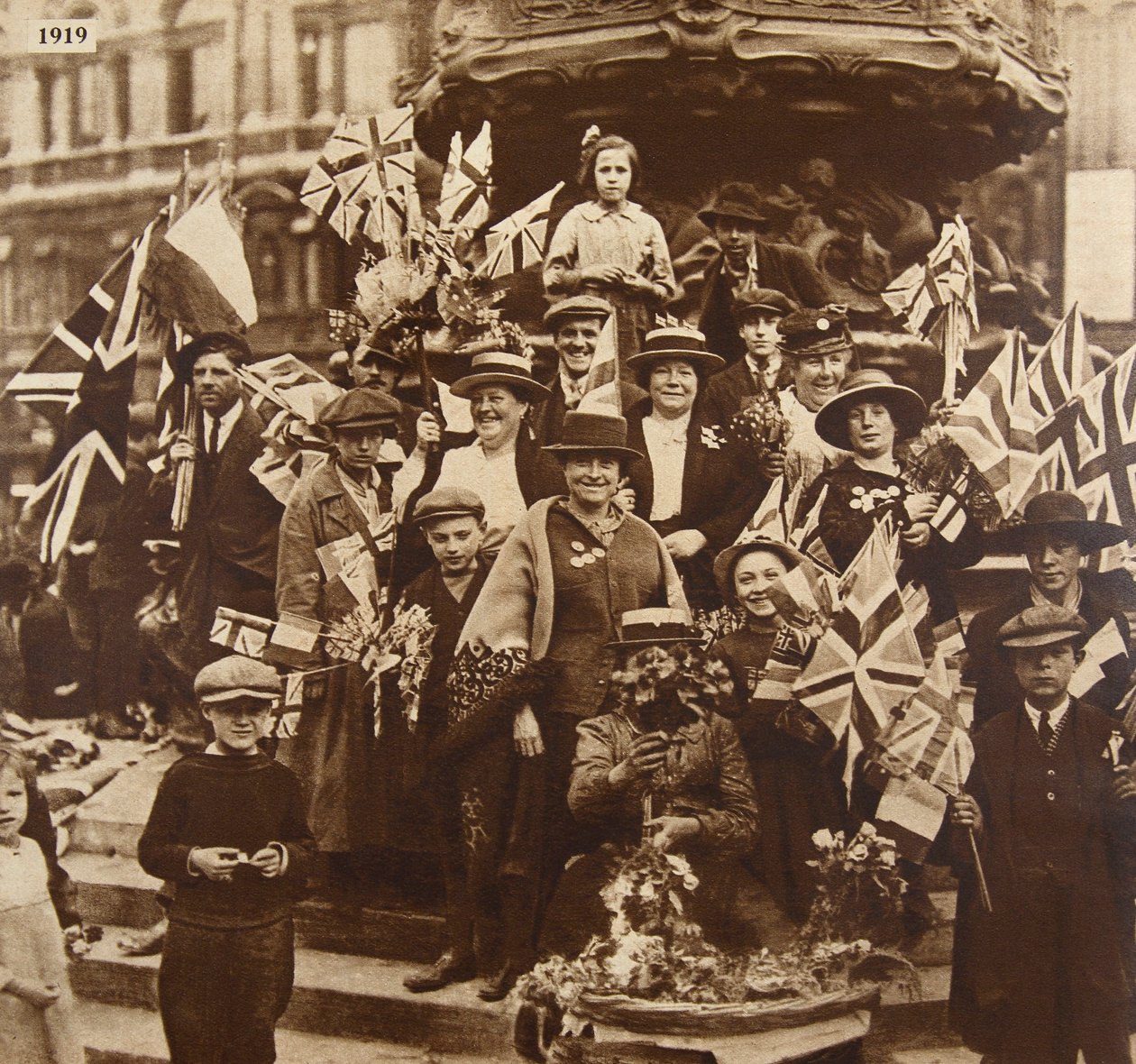 Segerfirande under Eros, Piccadilly, London, 1919 av English Photographer