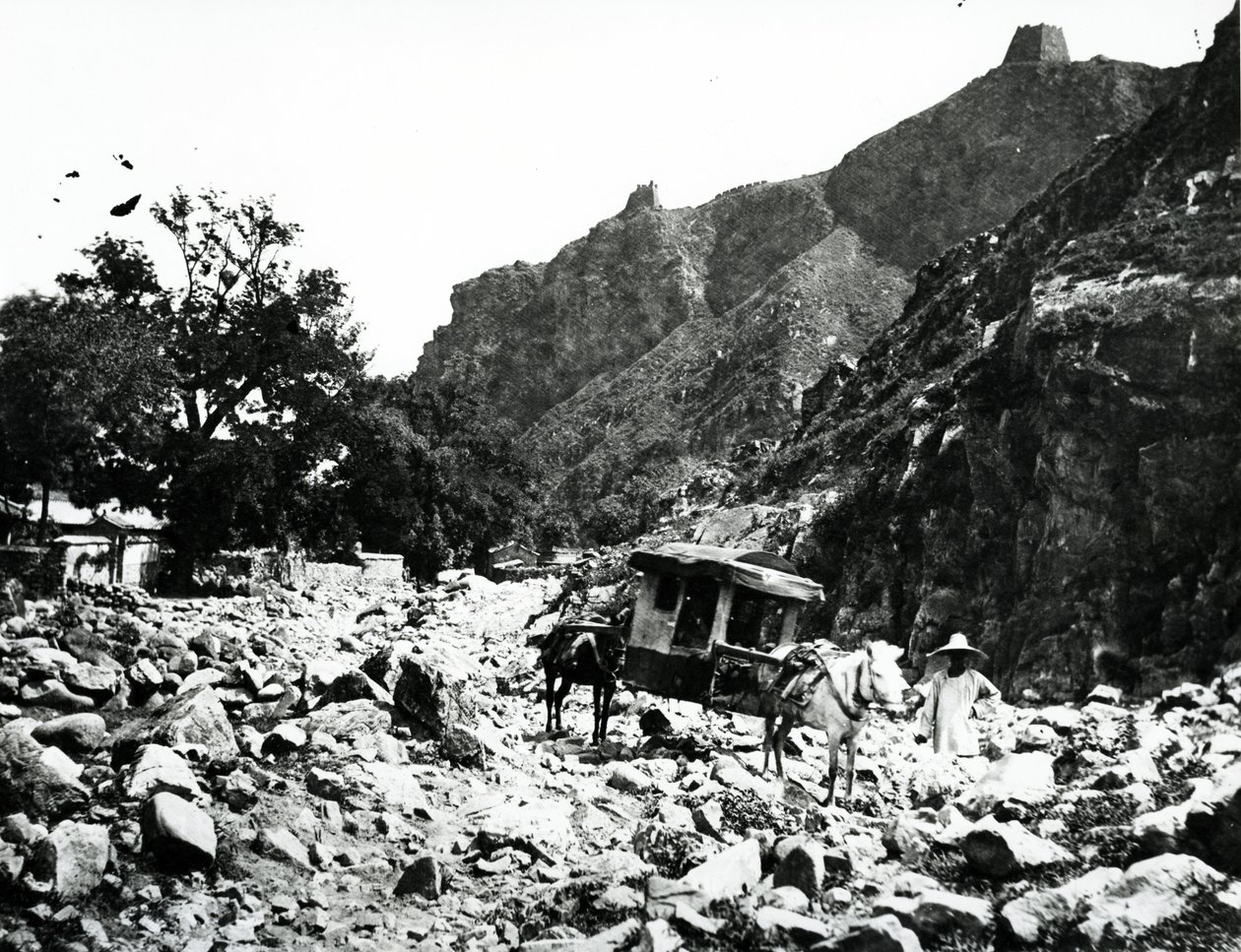 Utsikt i Nankow-passet, Peking, ca 1860-70 av English Photographer
